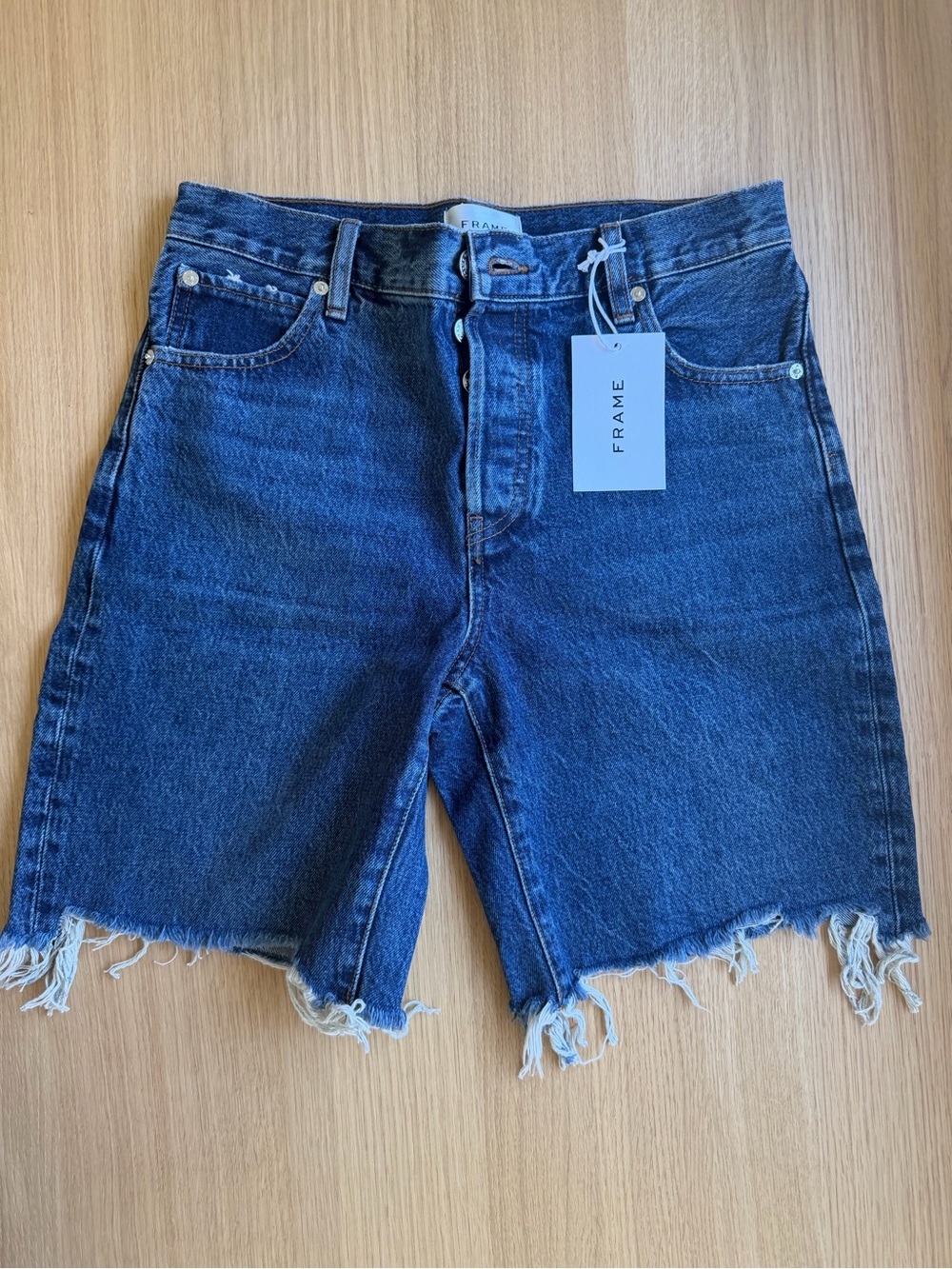 NWT FRAME The Leisure Short Denim Shorts Size 25 Medium Wash Frayed Hem